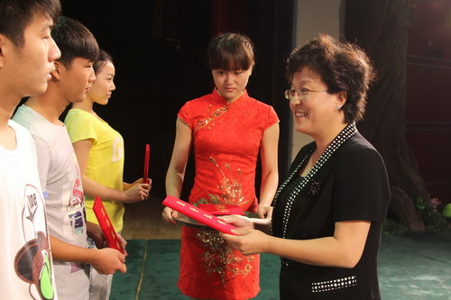 IMG_2592党委副书记毕兆炜颁奖_调整大小