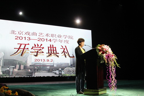 IMG_2731学生处主任周雪飞介绍了本学期的学生工作思路_调整大小