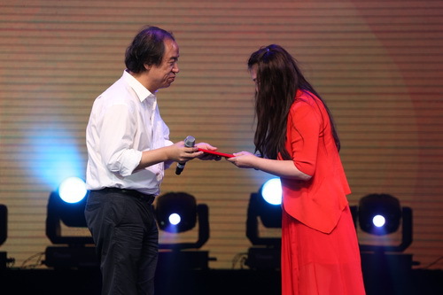 1闄㈤暱鍒樹緱涓鸿憲鍚嶅コ楂橀煶姝屽敱瀹朵竾灞辩孩棰佸彂浜嗚仒涔璋冩暣澶у皬