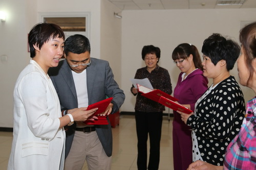 2鍓櫌闀垮惔钑句负鑾峰緱涓夌瓑濂栨暀甯堥濂朹璋冩暣澶у皬