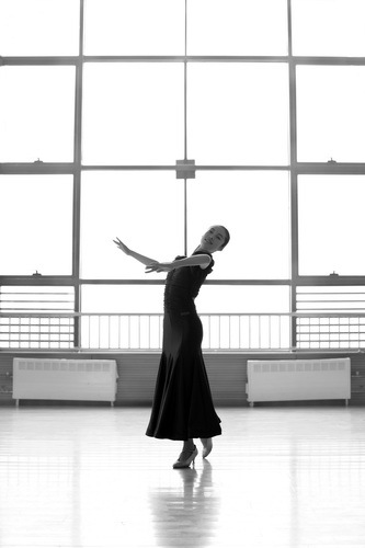 9涓夌瓑濂栥€婇粦鐧戒腑鐨勭嫭鑸炪€嬩綔鑰咃細涔愬_璋冩暣澶у皬