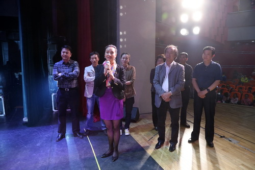 19涓浗涓滄柟婕旇壓闆嗗洟鑸炶箞鎬荤洃鏉庝附璁茶瘽_璋冩暣澶у皬