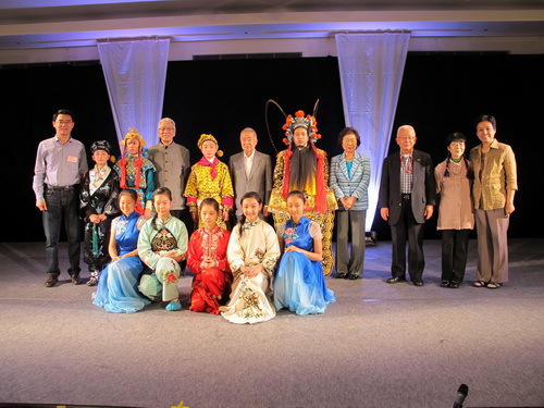 05与日本友人合影留念_调整大小