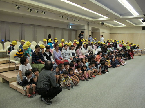 08日本幼儿园、小学生前来观看演出_调整大小