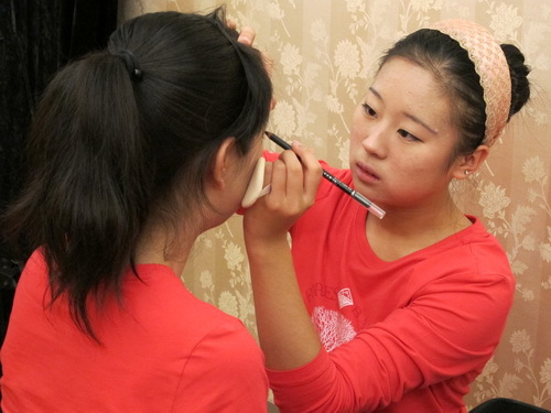 06演出前化妆_调整大小