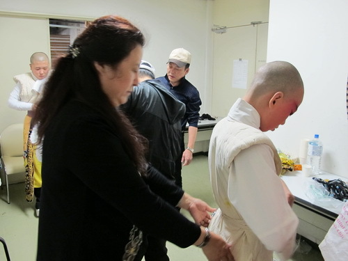 07演出前进行化妆工作_调整大小