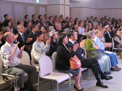 14演出得到了观众阵阵掌声_调整大小