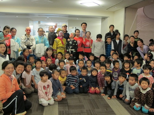 18与观众合影_调整大小