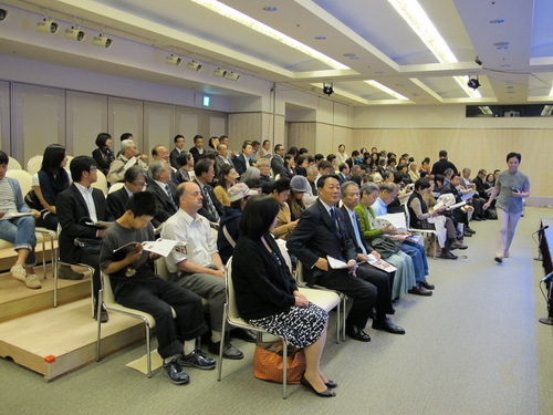 13日本政界、财团法人及普通民众前来观看演出_调整大小