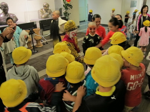 17观众纷纷与演员合影留念_调整大小