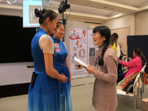 24演员接受日方记者采访_调整大小