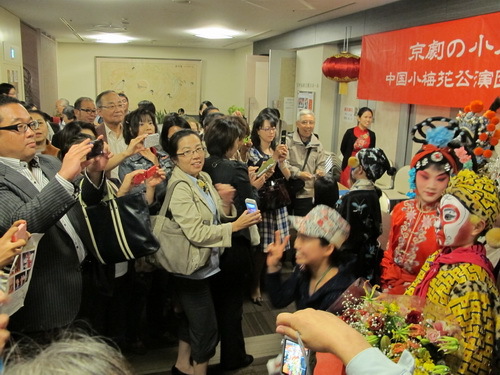 19观众纷纷要求与演员合影_调整大小