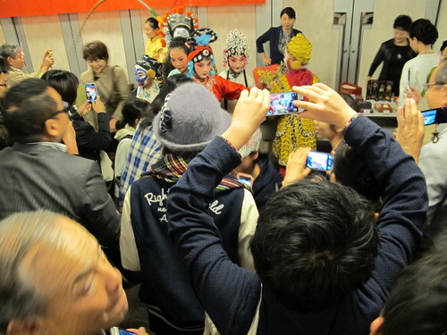 20观众热情高涨_调整大小