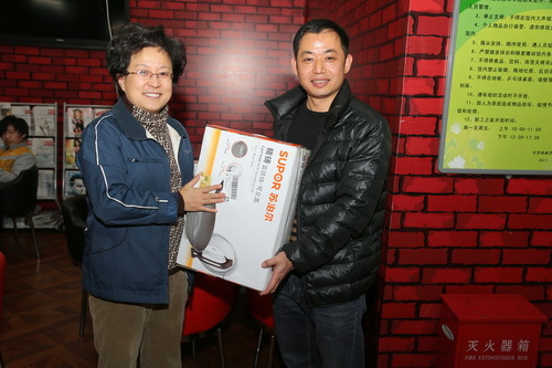 5毕书记为冠军张继英颁奖_调整大小