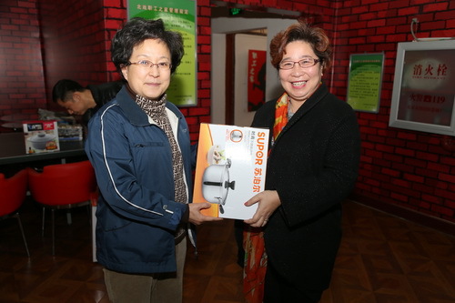 6毕书记为亚军瑞剑荣颁奖_调整大小