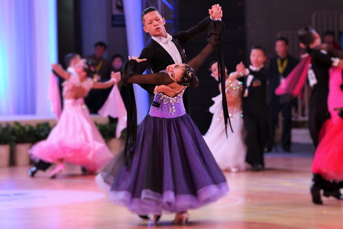 黄俊达、邓婉然_调整大小