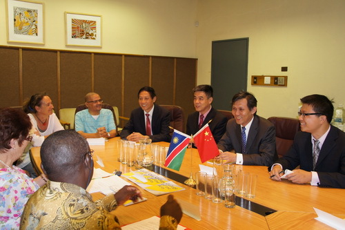 1王丰司长、驻纳米比亚大使与代表团成员同纳米比亚艺术学院领导座谈_调整大小