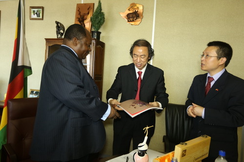 2刘侗院长向津巴布韦文化部长介绍北戏_调整大小