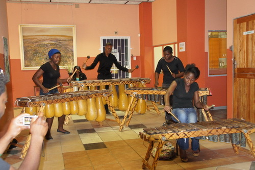 5纳米比亚艺术学院学生在排练_调整大小