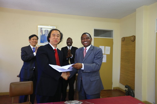 4刘侗院长与津巴布韦文化委员会交换备忘录文本_调整大小