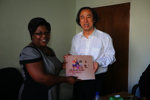 3刘侗院长向津巴布韦音乐学院负责人介绍北戏“少儿戏剧场”_调整大小