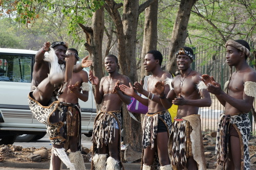 6街头，青年艺人在表演民族舞蹈_调整大小