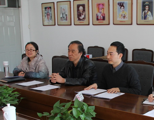 图3（刘侗院长向乌方介绍北戏）_调整大小