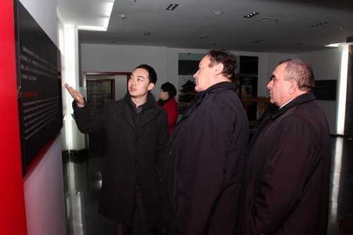 图7（翟实老师向乌方校长团介绍国粹-京剧）_调整大小