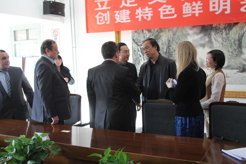 图1（刘侗院长接见乌克兰卢甘斯克国立大学校长库里罗）_调整大小