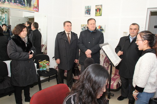 图8（在黄珊珊副院长陪同下走进北戏音乐教室）_调整大小