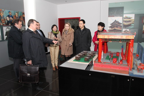 图6（在院办王静主任陪同下参观我院京剧展）_调整大小