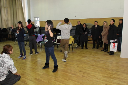 图9（观看学生自排的舞蹈）_调整大小