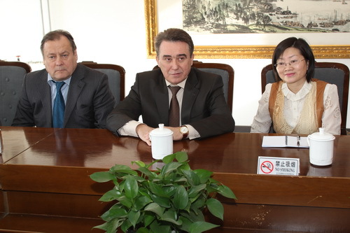 图4（库里罗校长向中方介绍卢大）_调整大小