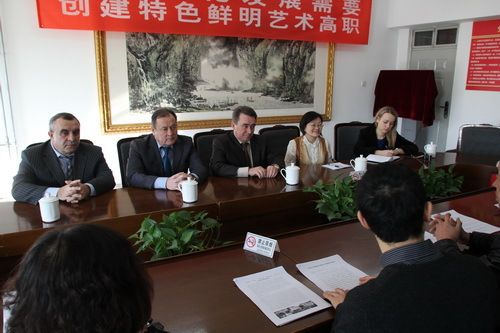 图5（双方进行交流合作）_调整大小