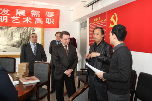 图10（院长刘侗向乌方介绍北戏少儿戏剧场即将上演的剧目）_调整大小