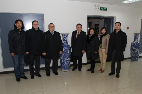 参观综合教学楼及音乐系琴房合影_调整大小