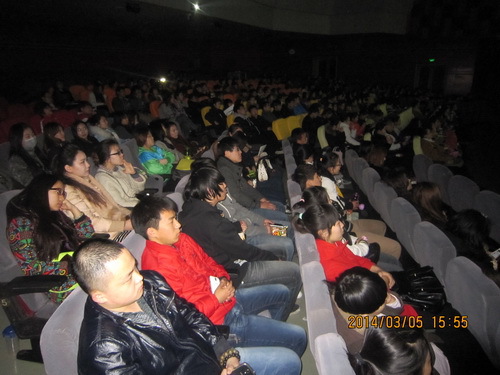 高职学生3月5日观看《离开雷锋的日子》_调整大小