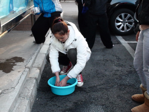 地方戏组织擦橱窗活动4_调整大小