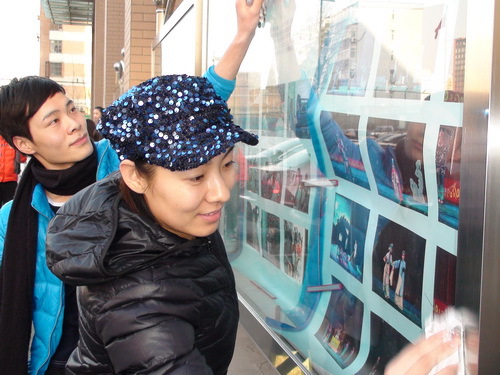 地方戏组织擦橱窗活动3_调整大小