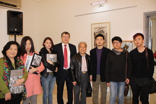 斯洛伐克大使接见我院师生_调整大小