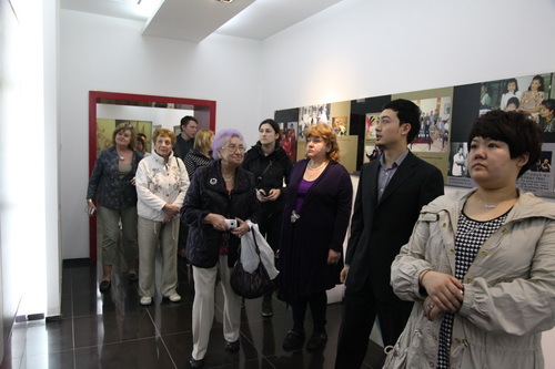 3.了解我院校史_调整大小