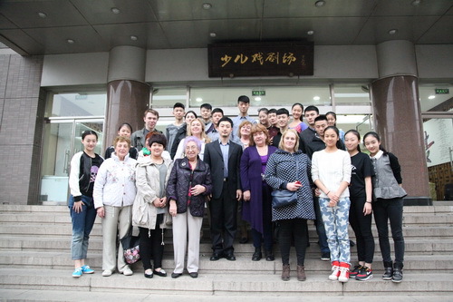 1.外宾观看少儿戏剧场的演出后同小演员们合影留念_调整大小