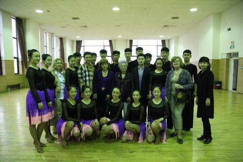 5.观看舞蹈系11级国标舞并合影_调整大小