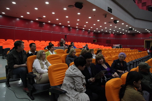 4.古斯高娃主席赠送我院礼物并观看少儿戏剧场演出_调整大小