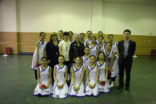 7.观看舞蹈系11级民间舞并合影_调整大小