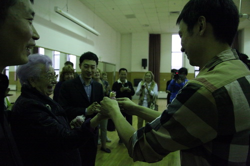 6.莫斯科“童话中心校长”斯特林科夫斯卡娅院士赠送我院师生俄罗斯小洋娃_调整大小