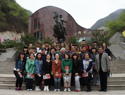 全体人员在铁军纪念馆前合影_调整大小