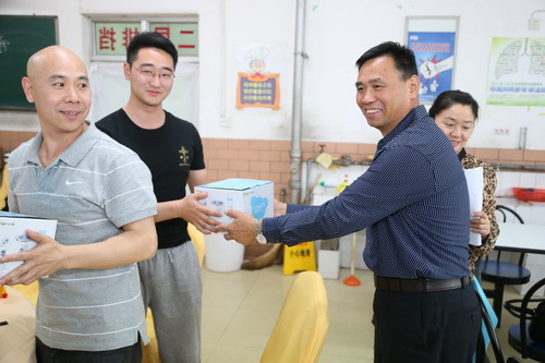 5副院长黄平颁发纪念品_调整大小