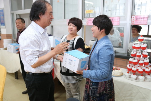 9院长刘侗颁发纪念品_调整大小