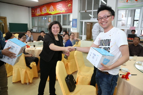 6副院长黄珊珊颁发纪念品_调整大小